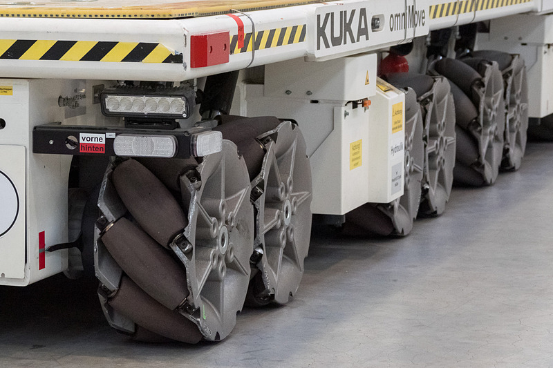 ちょっと変わった車輪が付いた台車。この車輪によって前後だけでなく、旋回せずに左右にも動けるという