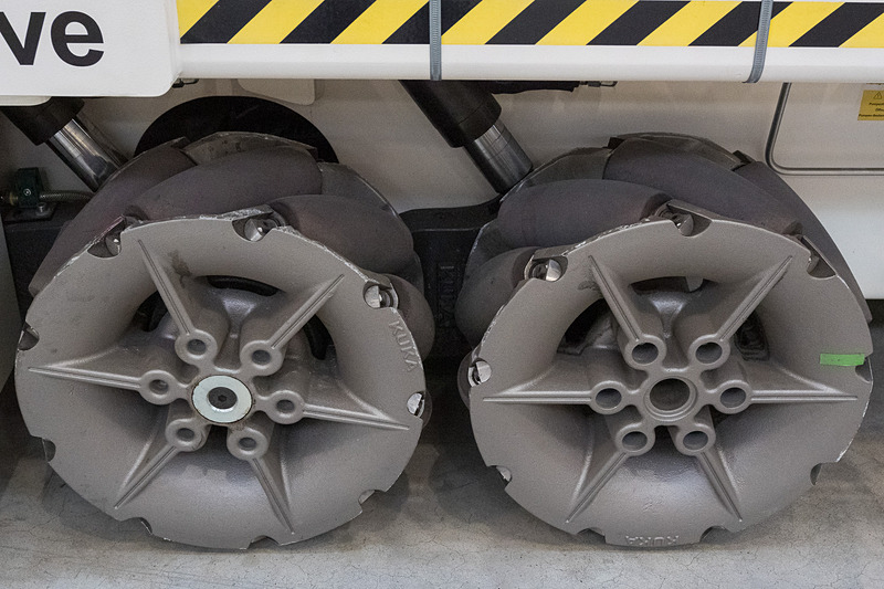 ちょっと変わった車輪が付いた台車。この車輪によって前後だけでなく、旋回せずに左右にも動けるという