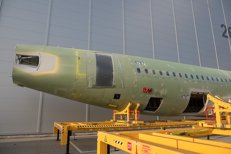 工場の入り口にはナローボディ機の胴体も