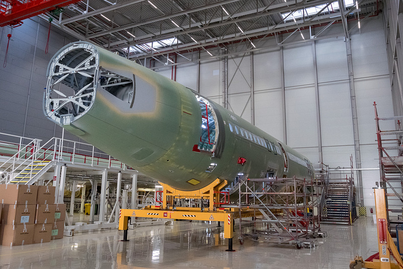 工場の入り口にはナローボディ機の胴体も