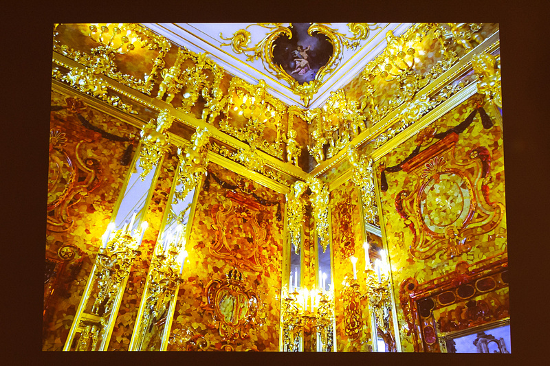 ロシア帝国時代に建設されたエカテリーナ宮殿は豪華絢爛であり、なかでも琥珀の間は一見の価値があるそうだ