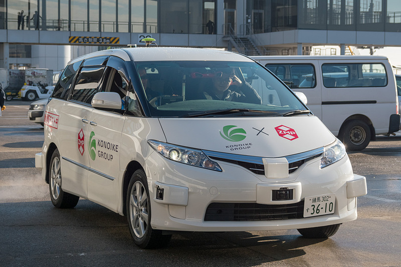 成田空港の制限区域内の自動走行実証実験に用いられる「RoboCar MiniVan」