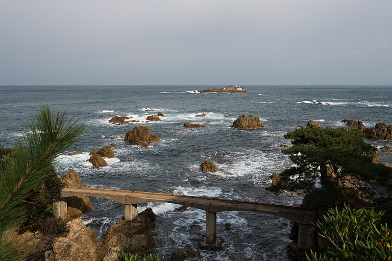 ホテル金波楼は城崎温泉からバスで10分ほどの日和山海岸にある。山陰海岸ジオパークのサイトの1つで、浦島太郎伝説も残る