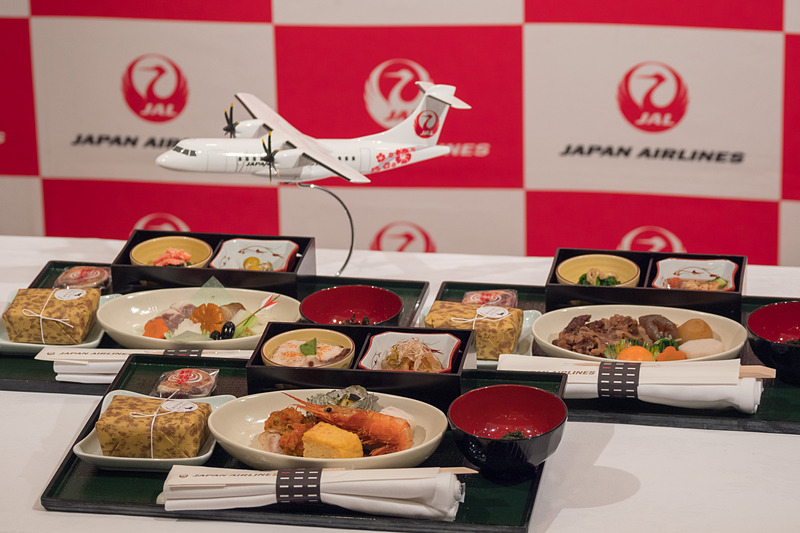 国内線ファーストクラスで提供する但馬地域のご当地食材を盛り込んだ機内食