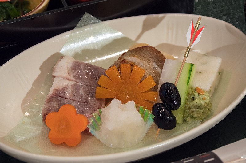 主菜「兵庫県産八鹿豚味噌漬け みぞれソース添え 二方蒲鉾岩津葱真蒸 真鰈百合根クリーム巻 生野菜大葉ソース添え（胡瓜 大根） ぶどう豆串打ち 菊花金柑 梅人参」