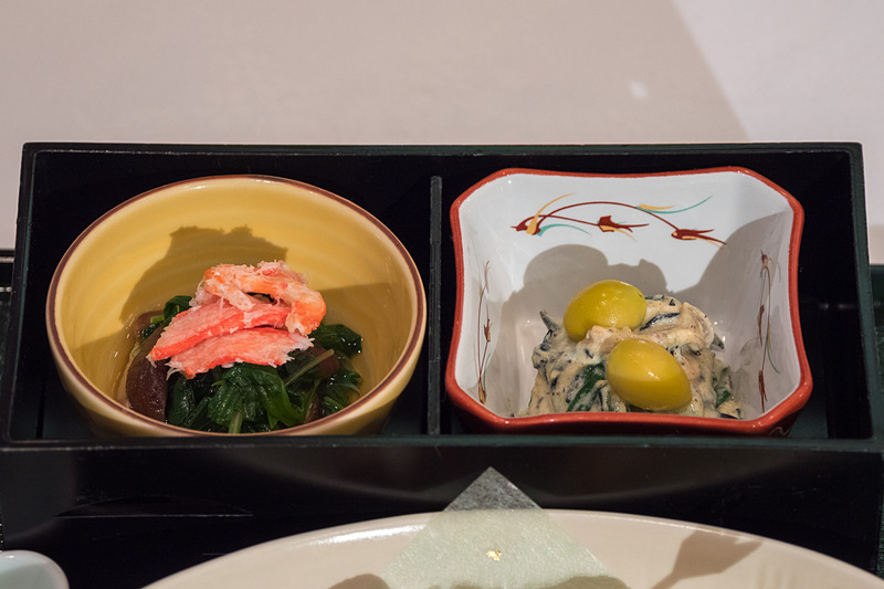 小鉢「豊岡産ほうれん草としめじ茸の白和え カレーの香り 人参 ひじき 銀杏 紅蟹と豊岡産椎茸のお浸し 春菊 水菜 すだち果汁」
