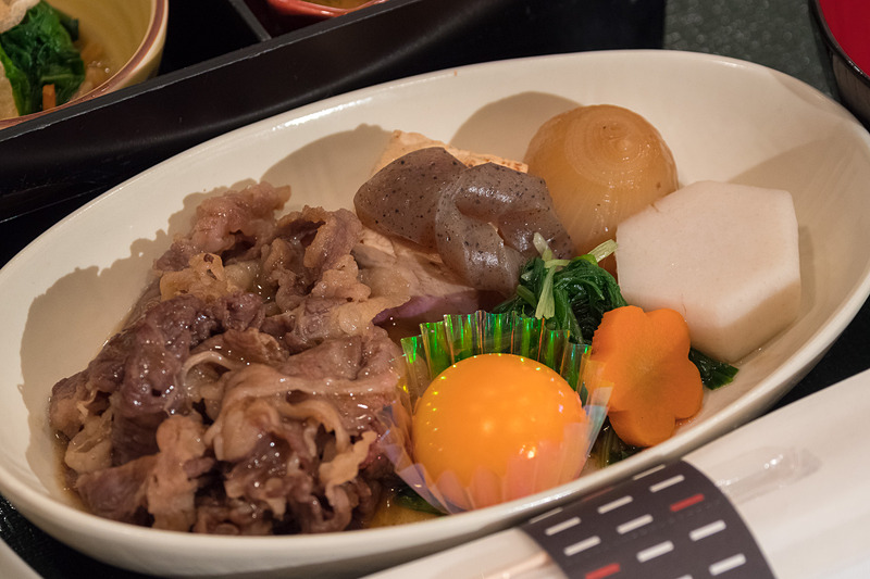 主菜「但馬牛すき焼朝倉山椒の香り 玉子添え 出石蒟蒻 里芋白煮 小玉葱 焼き豆腐 水菜 梅人参」