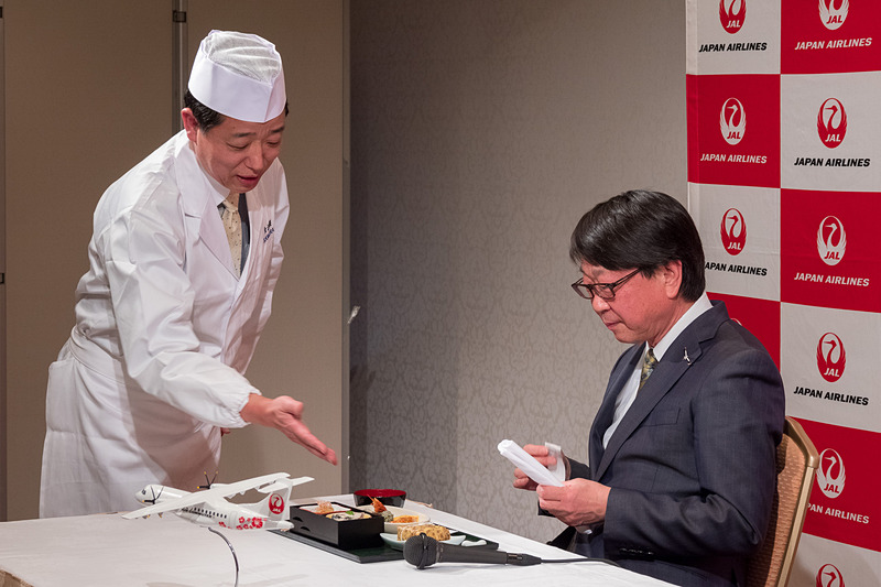 中貝市長が機内食を試食。香住産栄螺の和風エスカルゴに「いままで食べたサザエで一番美味しい。洗練されている」などの感想を話した