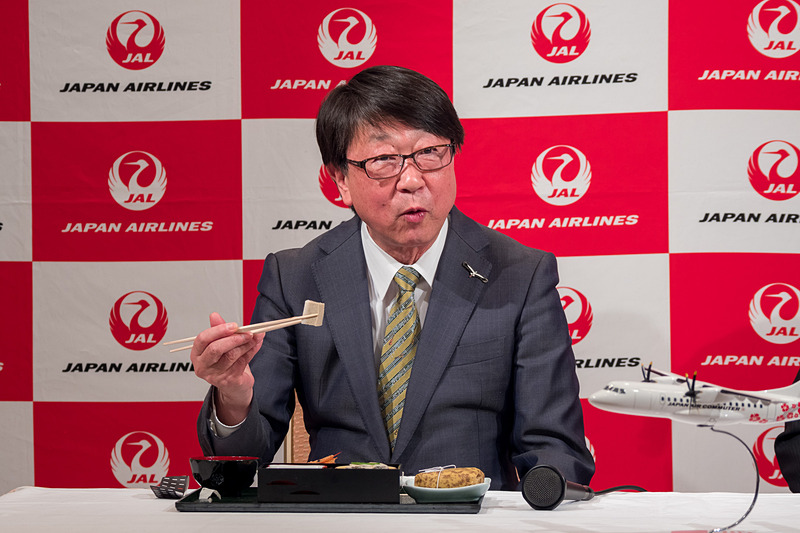 中貝市長が機内食を試食。香住産栄螺の和風エスカルゴに「いままで食べたサザエで一番美味しい。洗練されている」などの感想を話した