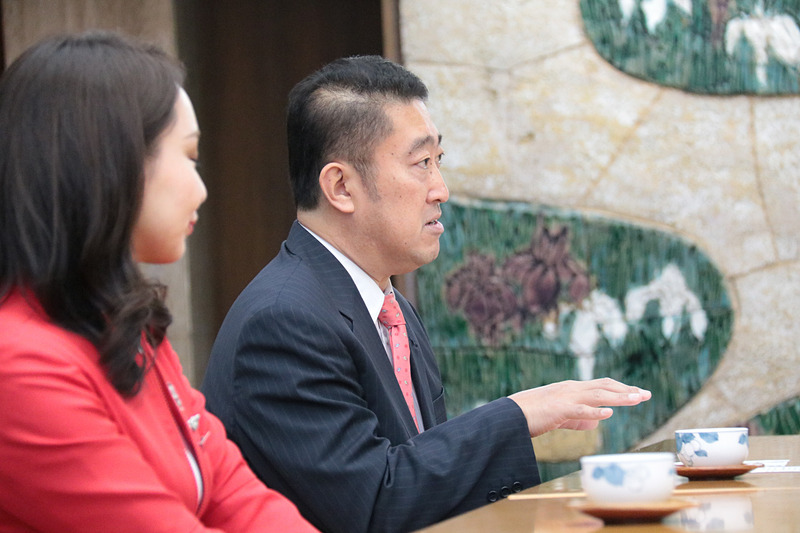 エアアジア・ジャパン 代表取締役 会長の谷本龍哉氏が愛知県知事の大村秀章氏を表敬訪問