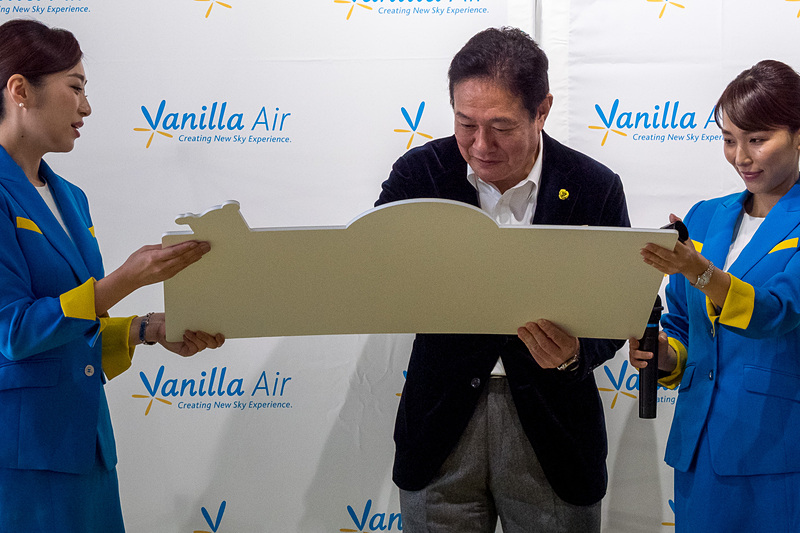 保留になっていたという5周年記念セールの運賃を書き込む井上社長