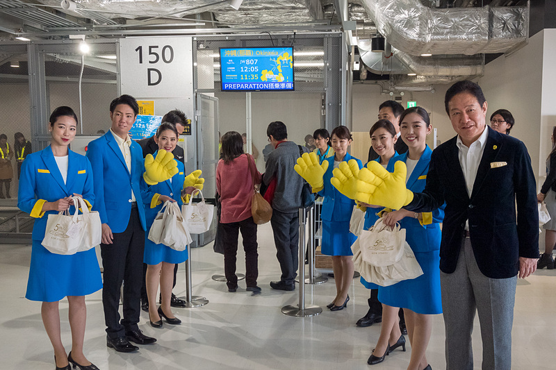 成田空港の搭乗口でハイタッチでの見送りや記念品配布を実施