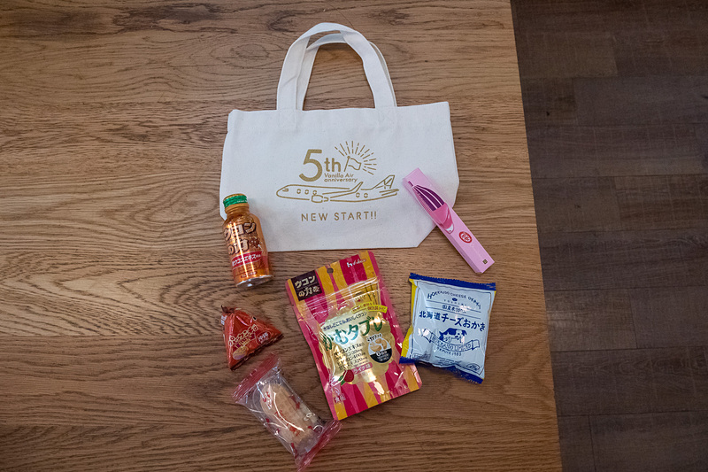 記念品はトートバッグと、就航地の産品や過去にバニラエアとコラボレーションした企業の品々