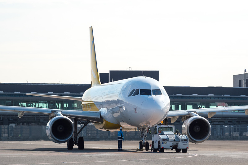 トーイングカーが外れて出発。約80名のバニラエア写真が見送るなか那覇へ旅立った