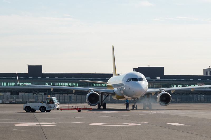 トーイングカーが外れて出発。約80名のバニラエア写真が見送るなか那覇へ旅立った