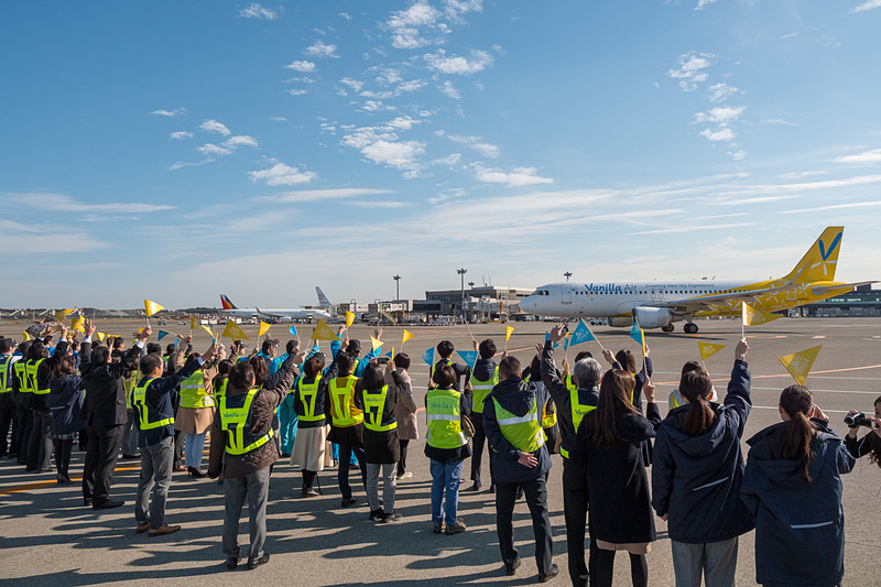 トーイングカーが外れて出発。約80名のバニラエア写真が見送るなか那覇へ旅立った