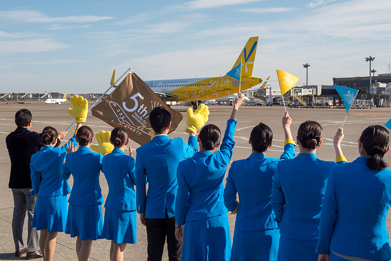 トーイングカーが外れて出発。約80名のバニラエア写真が見送るなか那覇へ旅立った