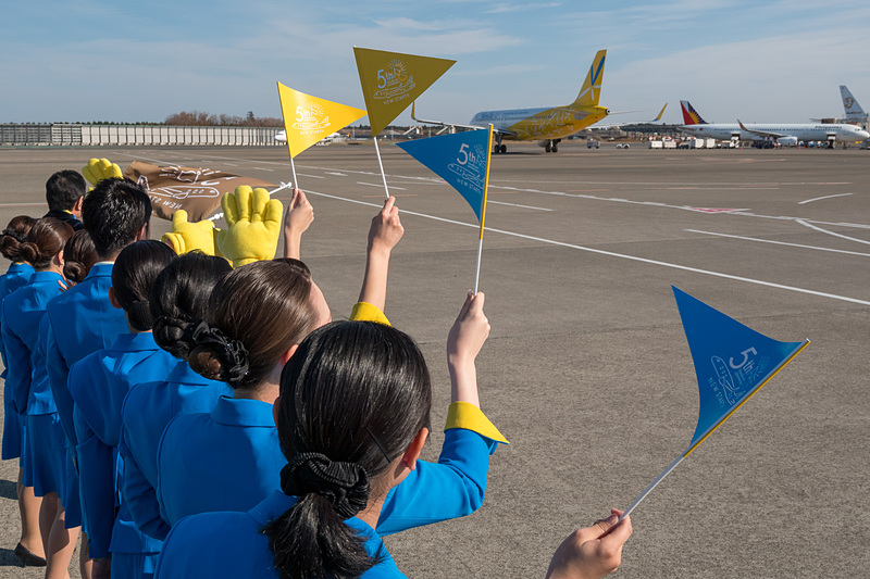 トーイングカーが外れて出発。約80名のバニラエア写真が見送るなか那覇へ旅立った