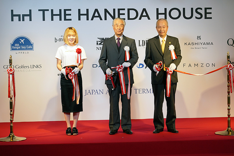 テープカットのあとは、全出店テナントの代表が揃ってフォトセッション