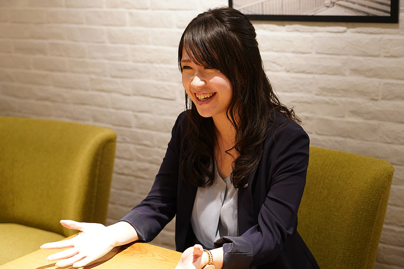 このカフェの発案者、ANA X株式会社 事業推進部 ライフスタイルサービスチームの羽田香織氏。もともと羽田空港でグランドスタッフとして働いていたそう。「私のモットーはできるかできないかではなく、やるかやらないかです！」