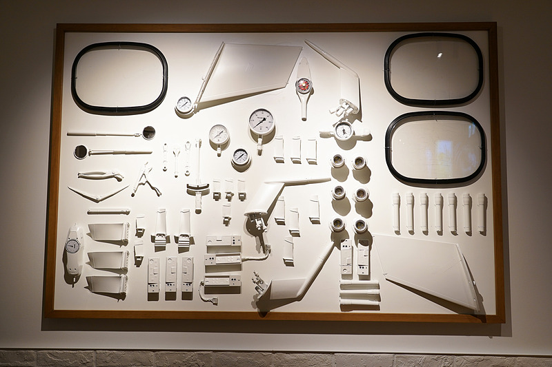 古い機体の部品や整備道具などがインテリアとして飾られている