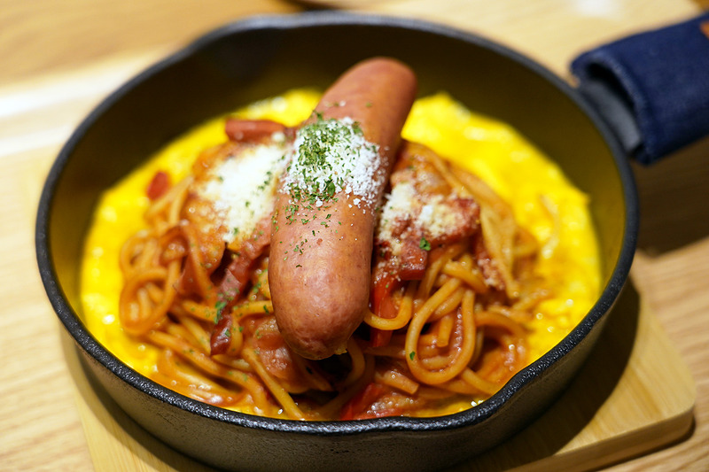 「パリッと粗挽きフランクととろ～りたまごの鉄板ナポリタン」ボリューム満点で1000円とコスパよし