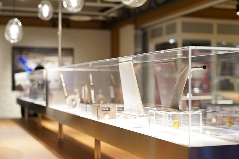 実際に使われていた古い機体の部品を展示するショーケースが店内の中央に