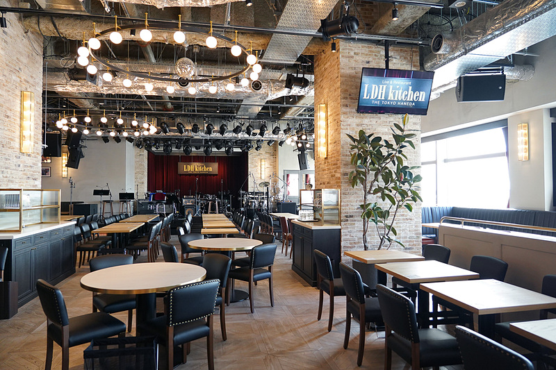 奥が生ライブが行なわれるステージ。飛行機に乗らなくても来て見てみたい