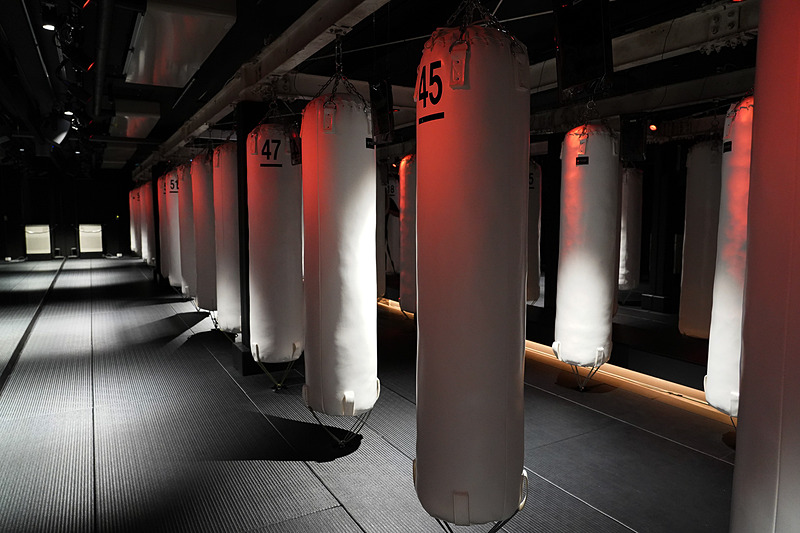 1プログラム45分。暗闇のなか、大音量の音楽に合わせて身体を動かすニューヨークで最先端のフィットネス