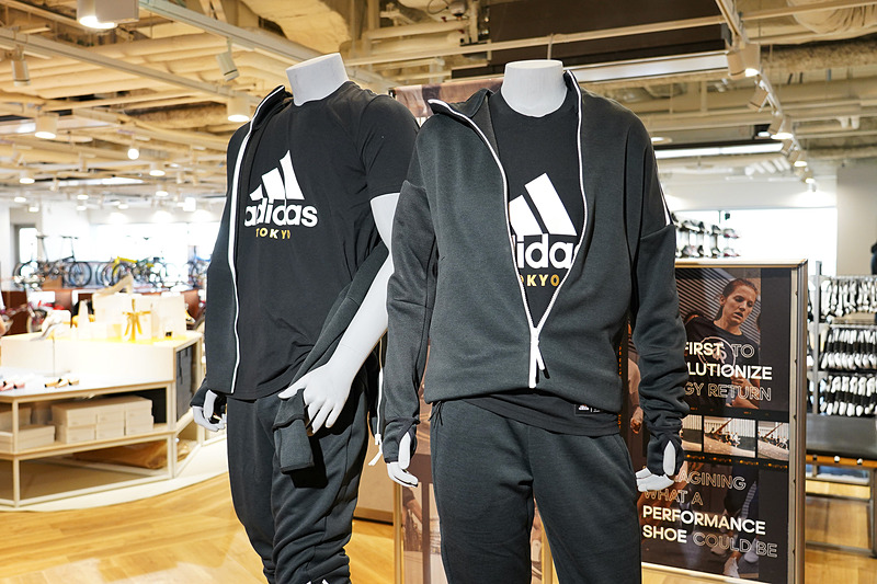 写真にはないが試着室がロッカールームのような造りになっているのもポイント