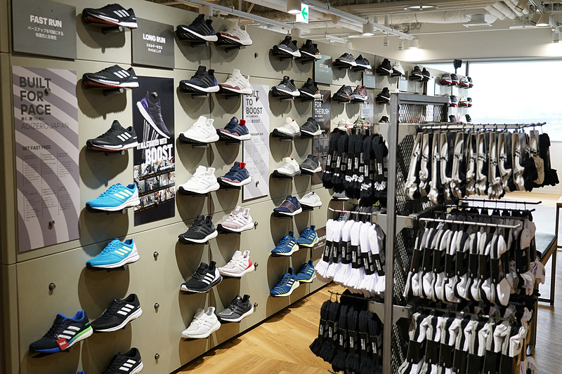 写真にはないが試着室がロッカールームのような造りになっているのもポイント