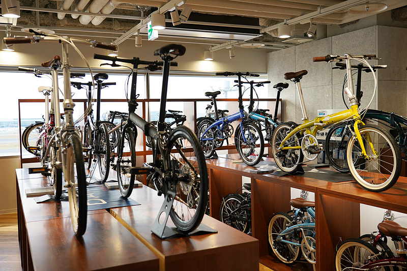 すべて折りたたみ自転車。自転車の背景に飛行機という異空間