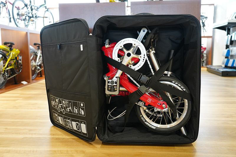 小さいタイヤの自転車が入るケースは純正アクセサリとのこと