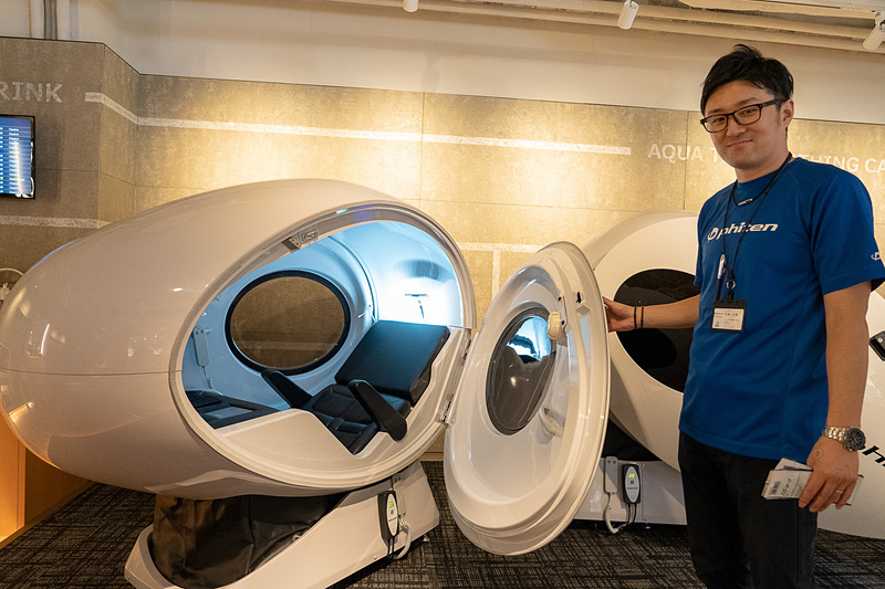 アクアチタン浴カプセルの説明をしてくれた安齋友貴氏