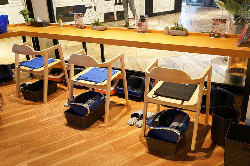 足の疲れを癒やすフットケアサーキット。10分200円ほどで利用可能