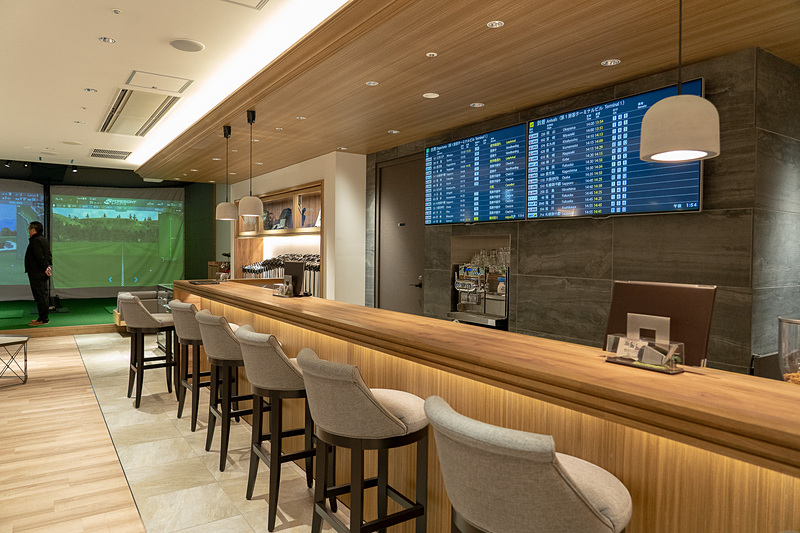 コーヒーやクラフトビールなどが楽しめるカウンター。フライト掲示板が目の前にあるので乗り遅れも心配ない