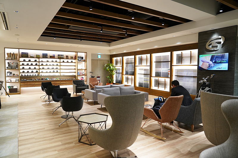 広々としたラウンジ空間には座り心地のよいソファが