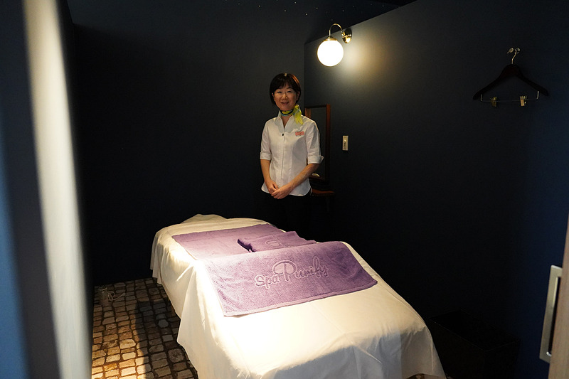 横になれる個室もある