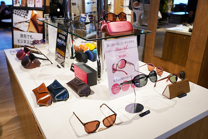 旅行に便利な折りたたみ式のサングラスなどいろいろなラインがある