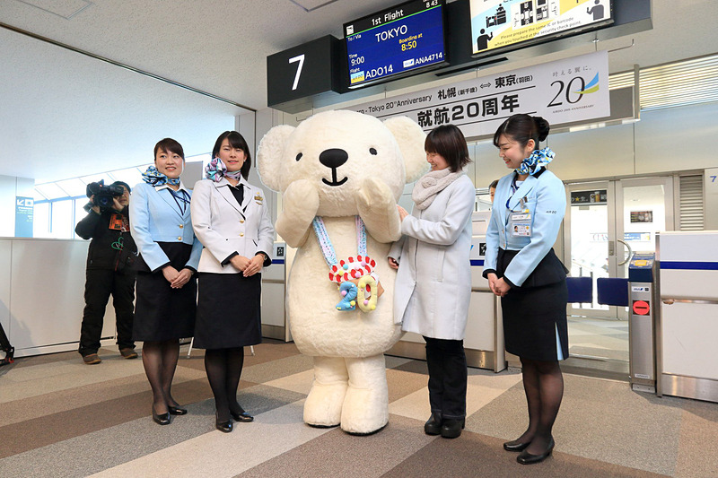 訪れた写真撮影希望者はCAや空港旅客スタッフ、20周年記念の首飾りをしたベア・ドゥとの撮影を楽しんだ