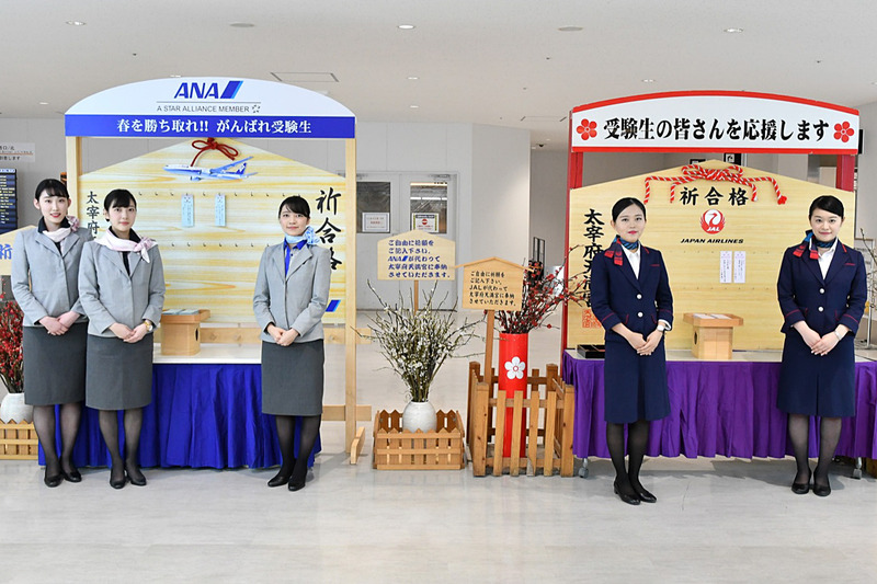 太宰府天満宮が福岡空港国内線カウンターに特大絵馬を設置