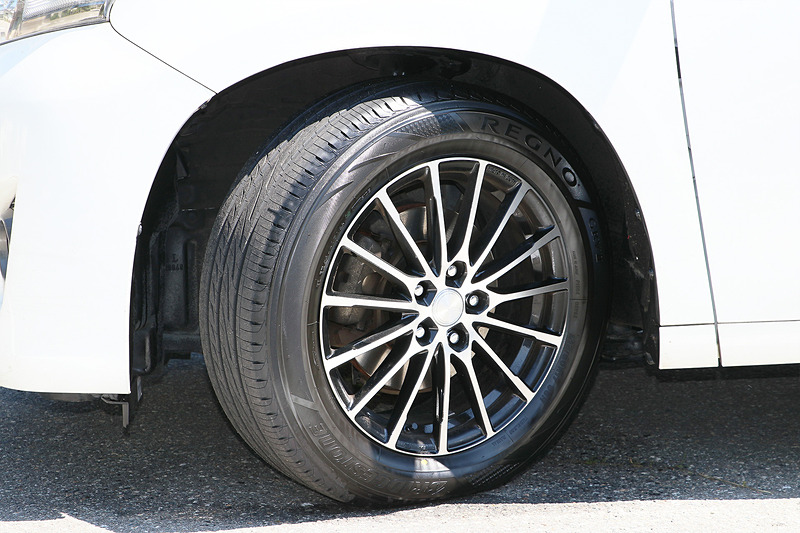 タイヤは春夏秋と快適なドライブを楽しませてくれる「REGNO（レグノ）」を装着。静かで安定した乗り心地に家族も満足そうです