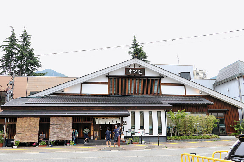 越後湯沢駅前にある「そば処 中野屋 湯沢本店」は、専用駐車場完備でクルマで行くにも便利です（※木曜は定休日）