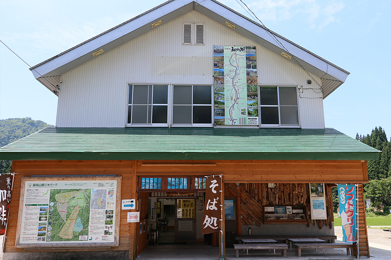 カーナビにも表示され分かりやすい「津南町観光物産館」。軽食が食べられるほか、地元の野菜なども販売されています