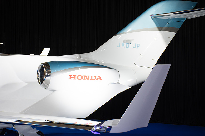 主翼の上にエンジンがある