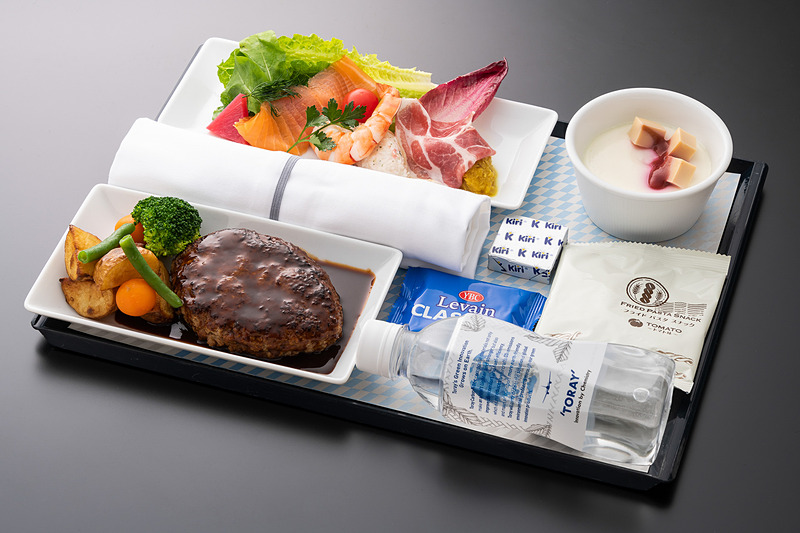 11月の発表時に公開されたプレミアムエコノミーの洋食メニュー（写真提供：ANA）