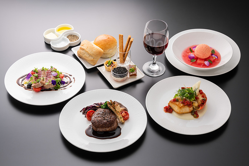 ホノルル発のファーストクラス（洋食）として提供する、フォーシーズンズ・ホテルズ＆リゾーツの「Four Seasons Resort Oahu at Ko Olina」にあるイタリアンレストラン「Noe」とのコラボメニュー（写真提供：ANA）