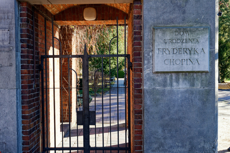 門の前にショパンの名前