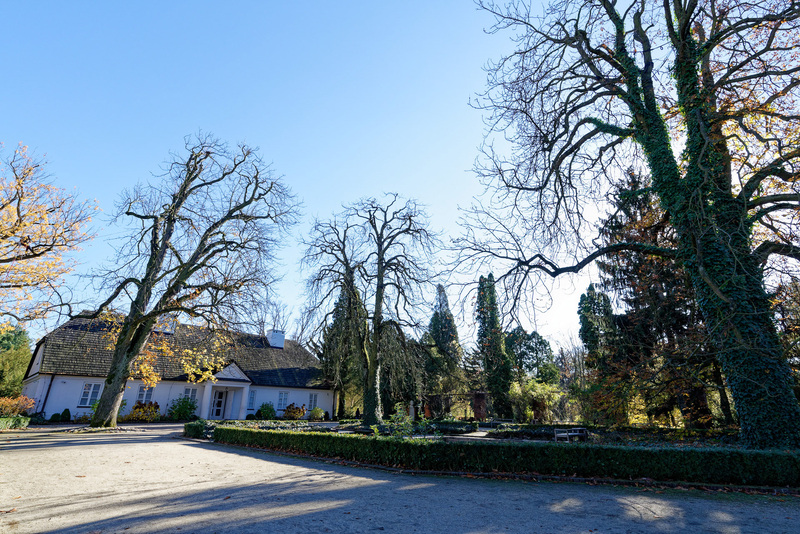 きれいに整備された公園と生家