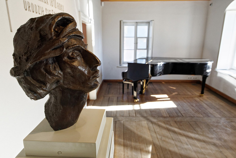 ショパンにゆかりのある調度品やピアノが展示されている